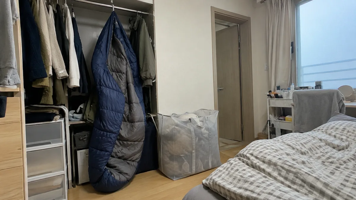 캠핑 후엔 완전히 말려서 압축하지 않고 느슨하게 걸어 보관해요