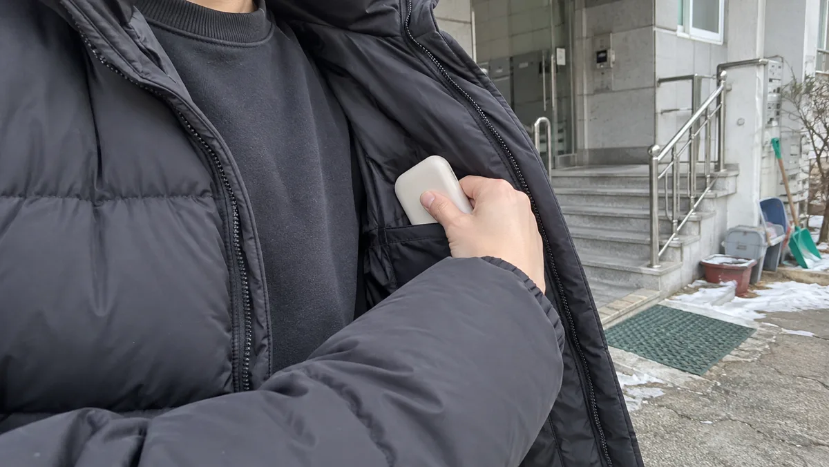 체온이 닿는 안쪽 주머니에 넣어두면 배터리 소모도 덜해요