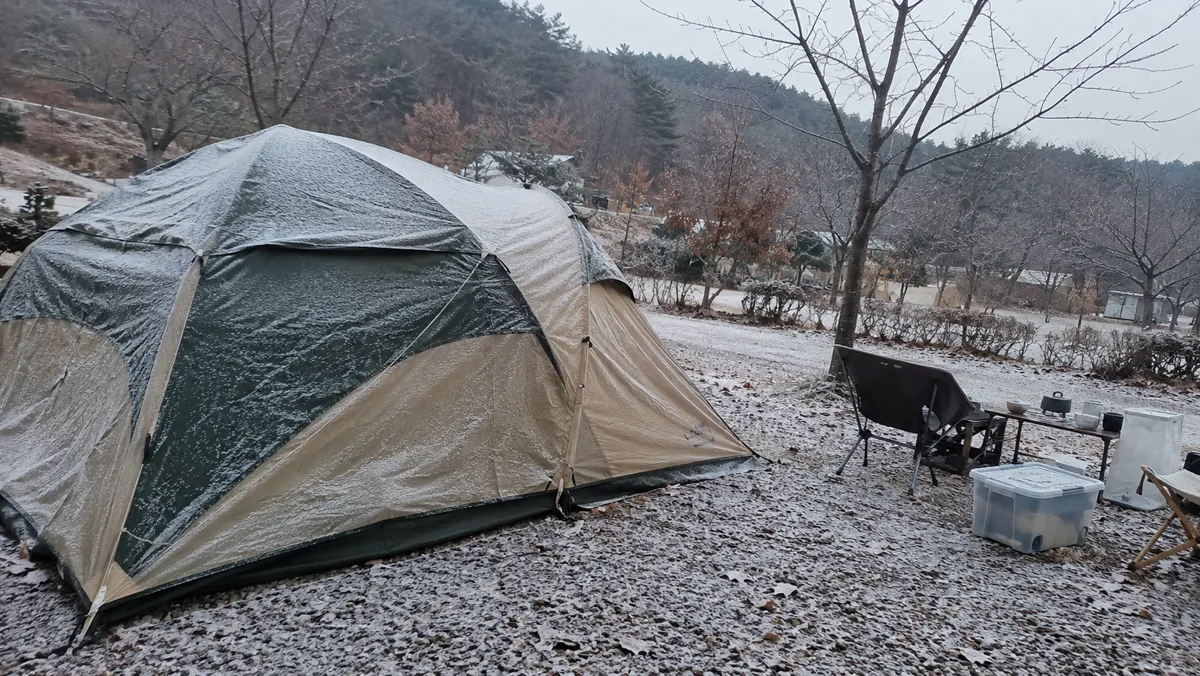 서리가 내린 겨울 아침 캠핑장, 추위는 위가 아니라 아래에서 와요