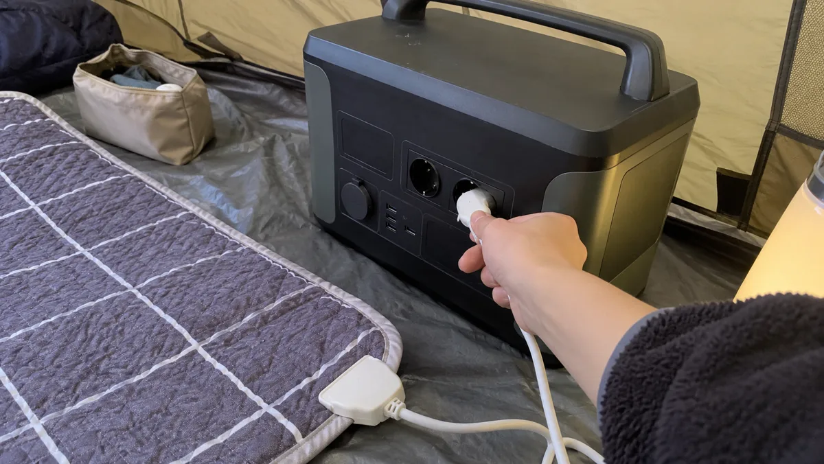 220V 콘센트가 있는 파워뱅크라면 전기매트를 바로 꽂아 쓸 수 있어요