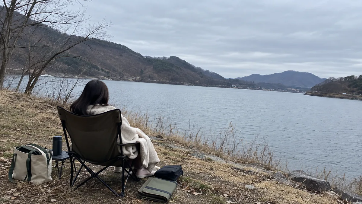 겨울엔 등받이가 높은 의자에 무릎담요를 덮으면 훨씬 오래 앉아 있어요